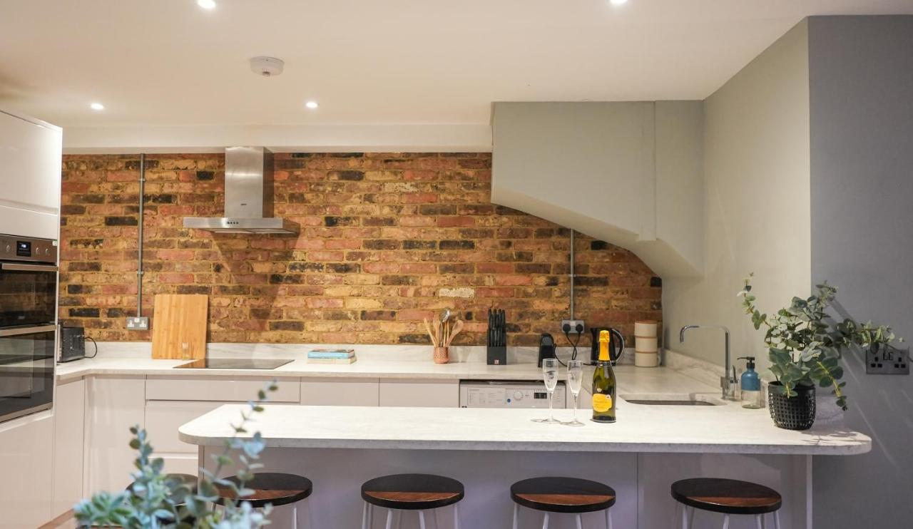 Stunning Brighton Seaside 2-Bedroom Townhouse With Patio, Sleeps 6 Bagian luar foto